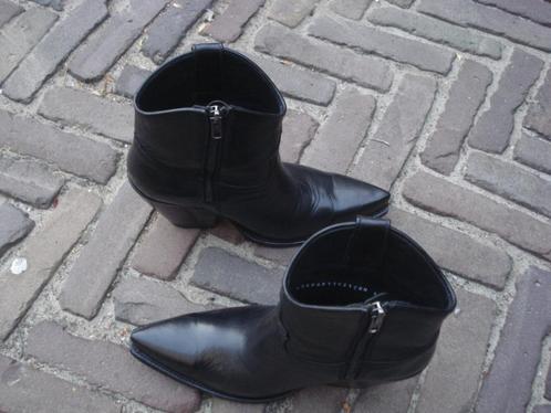 Gratis verzenden mooie zwarte festival sendra laarzen mt 39, Kleding | Dames, Schoenen, Nieuw, Lage of Enkellaarzen, Zwart, Verzenden