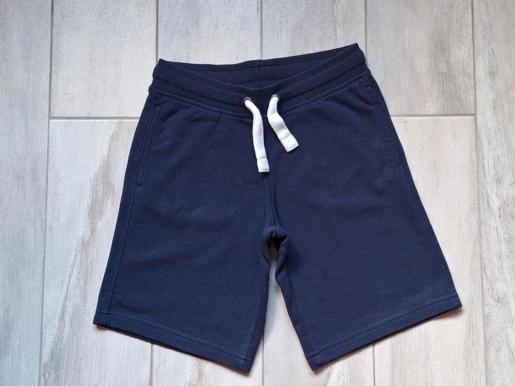 ★ M134 - Korte sportbroek, Kinderen en Baby's, Kinderkleding | Maat 134, Zo goed als nieuw, Jongen, Broek, Ophalen of Verzenden