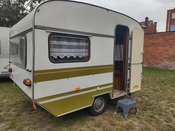 Oldtimer caravan in originele staat met waterdichte voortent beschikbaar voor biedingen