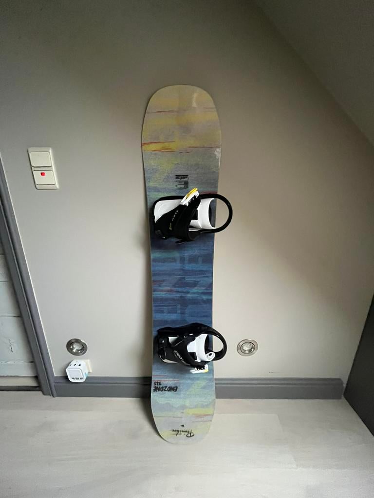 Wedze endzone 135 snowboard met bindingingen, Enlèvement, Comme neuf, Planche