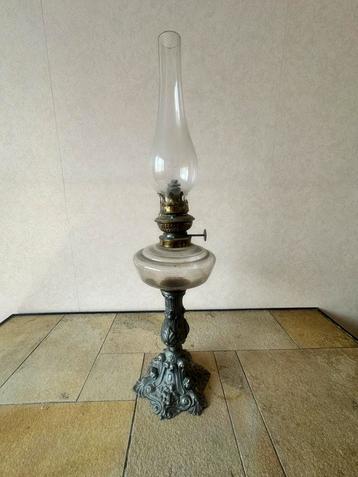 Lampe à pétrole ancienne avec élégante base en métal, Enlèvement ou Envoi