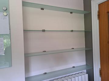 Tablettes en verre dépoli beschikbaar voor biedingen