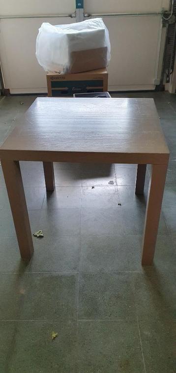 Houten tafels beschikbaar voor biedingen