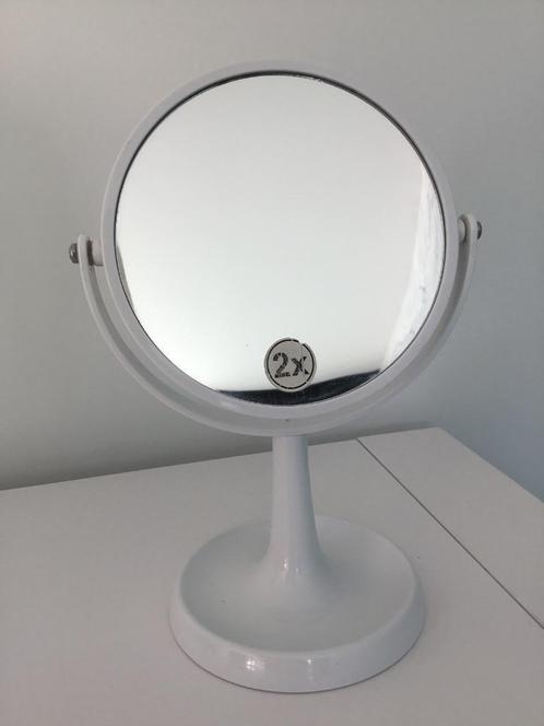 Witte 2x vergrotende kantelbare make-up spiegel op voet, Huis en Inrichting, Woonaccessoires | Spiegels, Zo goed als nieuw, Minder dan 100 cm