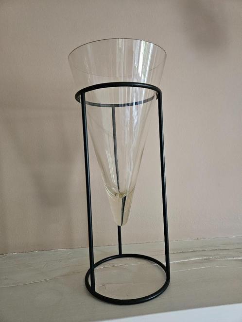 Vase en verre avec support en métal, Maison & Meubles, Accessoires pour la Maison | Vases, Comme neuf, Autres couleurs, Moins de 50 cm