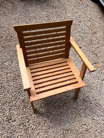 Houten stoel beschikbaar voor biedingen