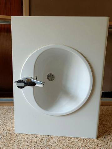 Lavabo met kraan in kast beschikbaar voor biedingen