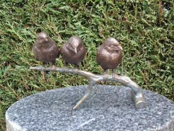 bronzen beeld van een vogel (3) op een gepatineerde tak...
