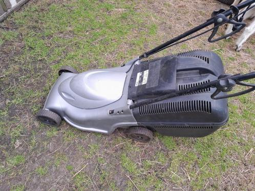 Grasmaaier 220v 40cm prima staat., Tuin en Terras, Grasmaaiers, Zo goed als nieuw, Opvangbak, Ophalen