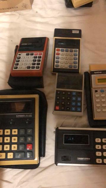 Lot oude rekenmachines te koop.