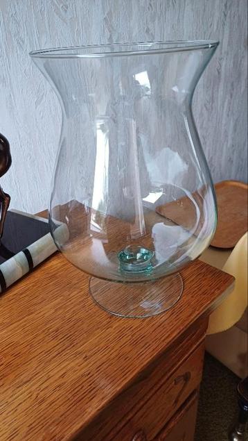 grote glazen kelk beschikbaar voor biedingen