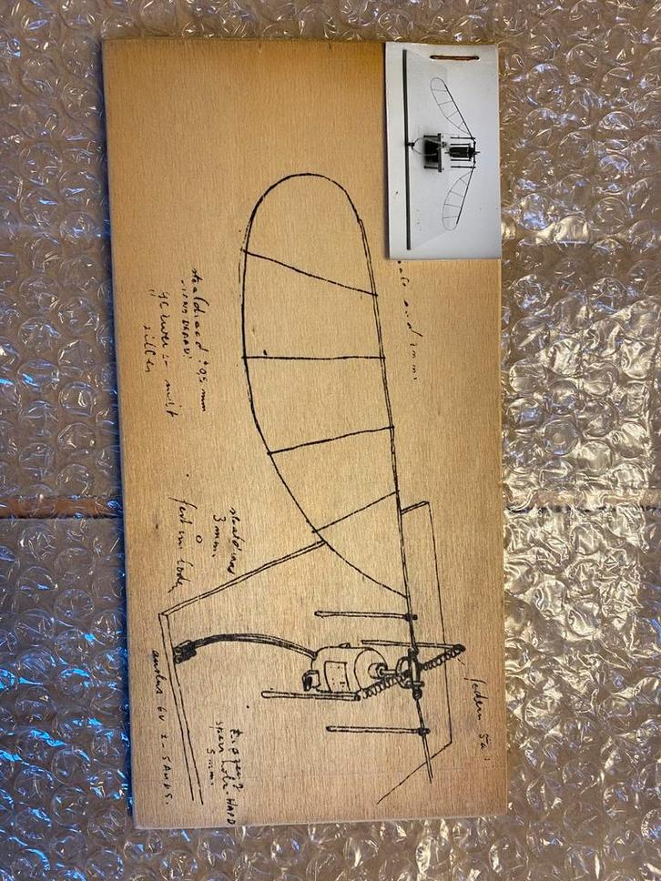 Panamarenko - Meganeudonvleugel op houtenplankje - 1985, Antiek en Kunst, Kunst | Overige Kunst, Ophalen