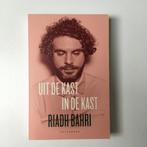 Gesigneerd boek Uit de kast, in de kast | Riadh Bahri, Ophalen of Verzenden, Zo goed als nieuw, Riadh Bahri