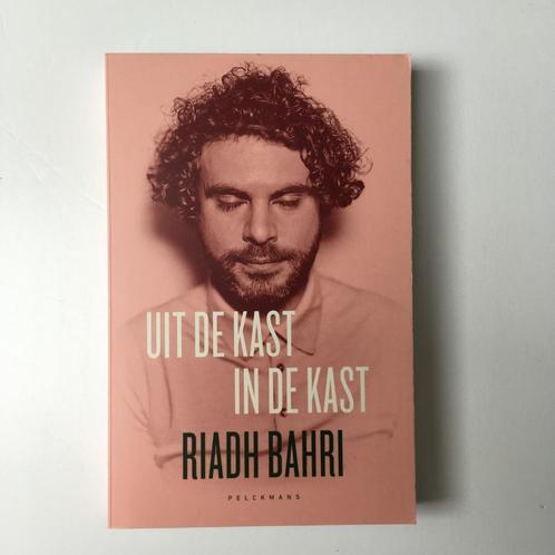 Gesigneerd boek Uit de kast, in de kast | Riadh Bahri, Boeken, Overige Boeken, Zo goed als nieuw, Ophalen of Verzenden