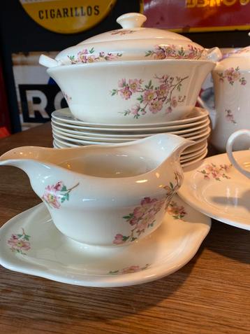 Stukken eetservies Mosa Maastricht roze bloesem beschikbaar voor biedingen