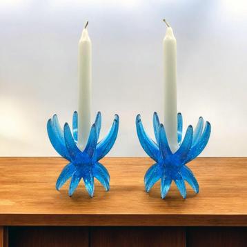 Deux bougeoirs Vintage Friedel Lotus en Lucite Bleu disponible aux enchères