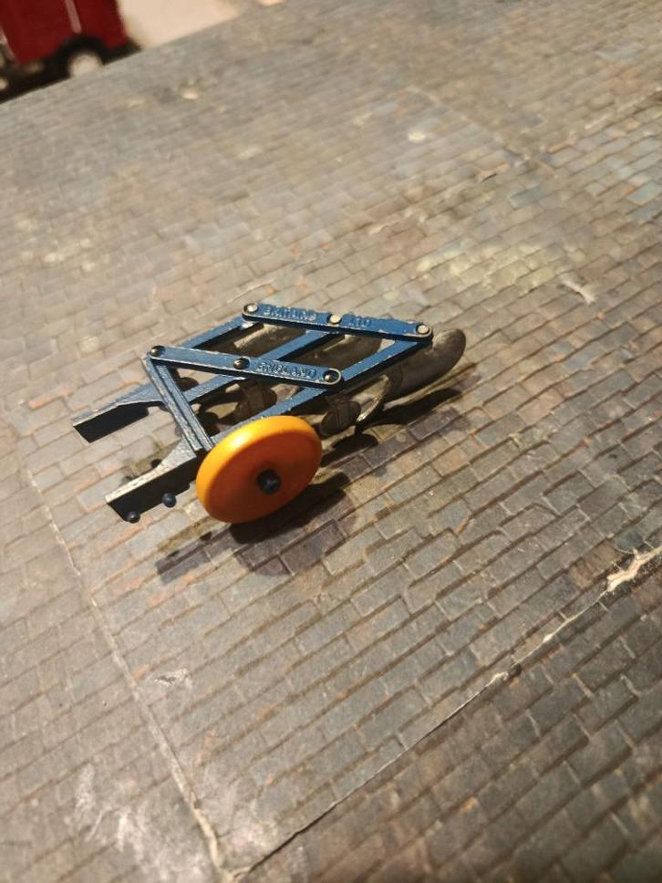 Charrue 3 lames Britains (Gratuit à l'achat de 15€ ou +), Hobby & Loisirs créatifs, Voitures miniatures | 1:32, Utilisé, Tracteur et Agriculture