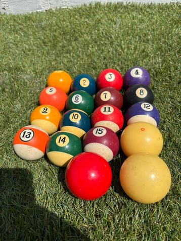 Vintage poolballen en driebandballen beschikbaar voor biedingen