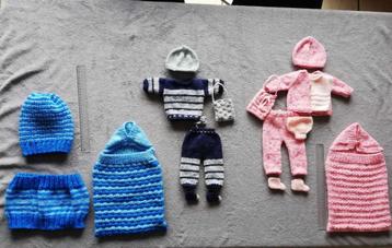 Muts, colsjaal en poppenkleertjes (ook slaapzak) beschikbaar voor biedingen