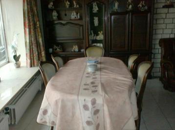 volledige eetplaats  kast + tafel + stoelen  beschikbaar voor biedingen