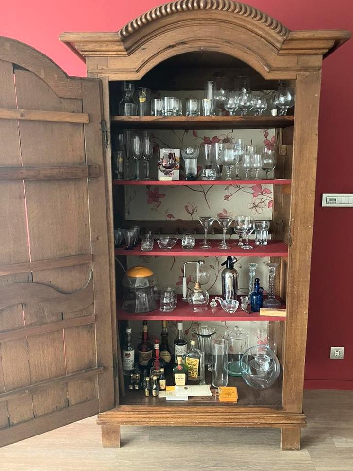 Eiken kleerkast, momenteel gebruikt als barkast., Antiek en Kunst, Antiek | Meubels | Kasten, Ophalen