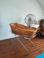 Rotan wiegje te koop met staander in chrome, Kinderen en Baby's, Ophalen
