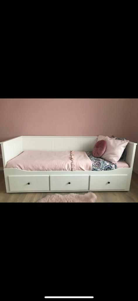 Uitschuifbaar bed met lades en 2 matrassen., Kinderen en Baby's, Kinderkamer | Bedden, Zo goed als nieuw, Ophalen