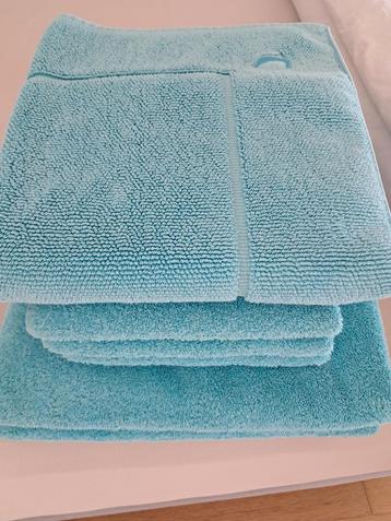 set van 3 handdoeken, 3 bad/douche handdoeken & 1 badmat 