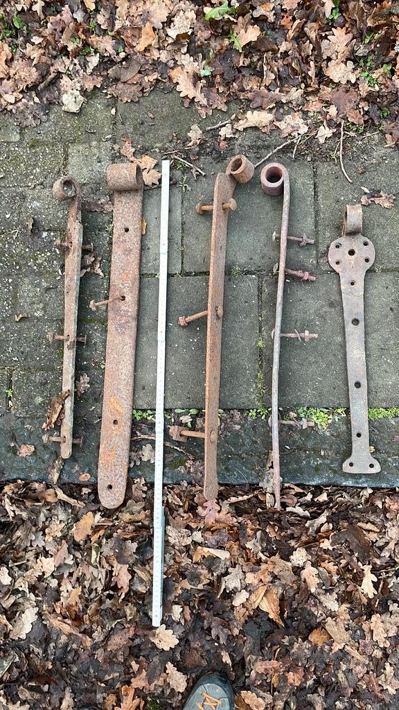 Oude gesmede scharnieren zware en kleine modellen, Doe-het-zelf en Bouw, IJzerwaren en Bevestigingsmiddelen, Gebruikt, Overige typen