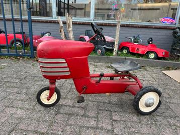 Oude metalen traptractor Murray beschikbaar voor biedingen