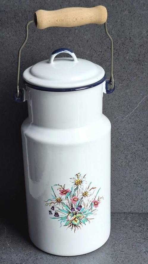 Belle petite cruche à lait émaillée blanche avec couvercle, Antiek en Kunst, Antiek | Email, Ophalen of Verzenden