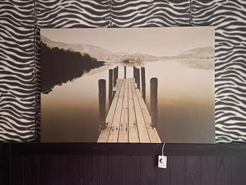 Canvas van steiger met uitzicht op een meer beschikbaar voor biedingen