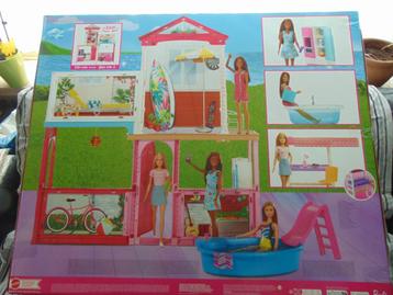 Barbie Summer House comprenant 3 barbies, Mattel, neuves dan disponible aux enchères