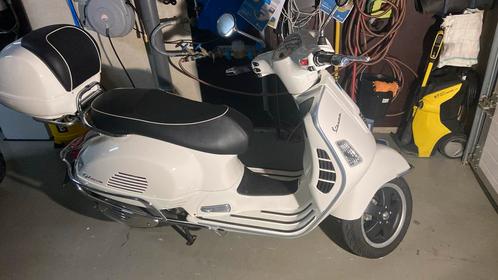 125gts vespa met 5000 kms, Fietsen en Brommers, Scooters | Vespa, Zo goed als nieuw, Ophalen