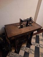 Oud naaimachine op tafel., Antiek en Kunst, Antiek | Naaimachines, Ophalen