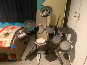 Elektrisch Ronald drumstel + versterker beschikbaar voor biedingen