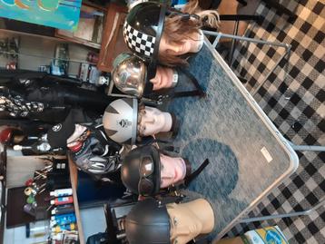 5 RETRO HELMS MET KOPPEN INCL  beschikbaar voor biedingen