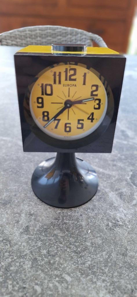 Klok Europa Uhren - televisie alarm clock geel en zwart, Antiek en Kunst, Antiek | Klokken, Ophalen of Verzenden