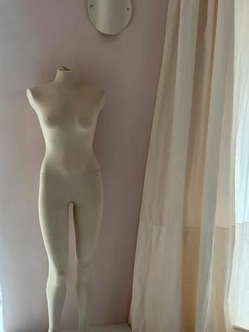 Vrouwelijke paspop beschikbaar voor biedingen