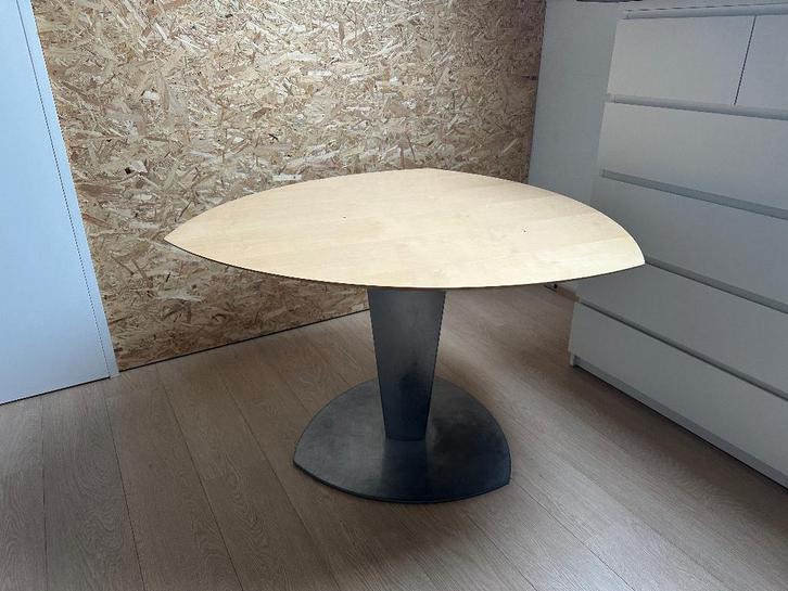 Stabiele kleine eettafel - houten blad + zware centrale poot, Huis en Inrichting, Tafels | Eettafels, Gebruikt, 100 tot 150 cm