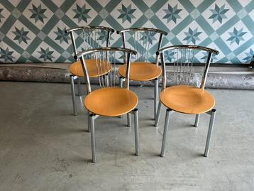 4 degelijke stoelen beschikbaar voor biedingen