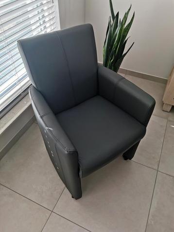 6 lederen zeteltjes op wieltjes beschikbaar voor biedingen