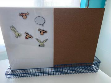 Prikbord/whiteboard met bakje beschikbaar voor biedingen