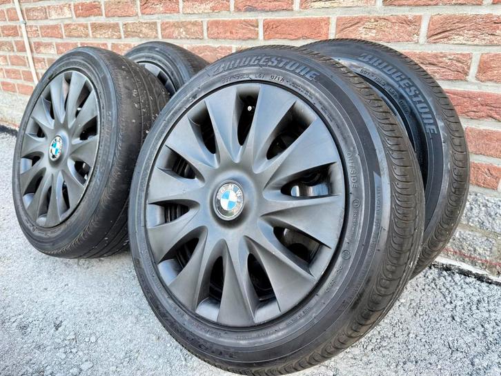 BMW 1-serie zwarte velgen + wieldoppen - 195 55 16 banden, Auto-onderdelen, Banden en Velgen, Banden en Velgen, Zomerbanden, 16 inch