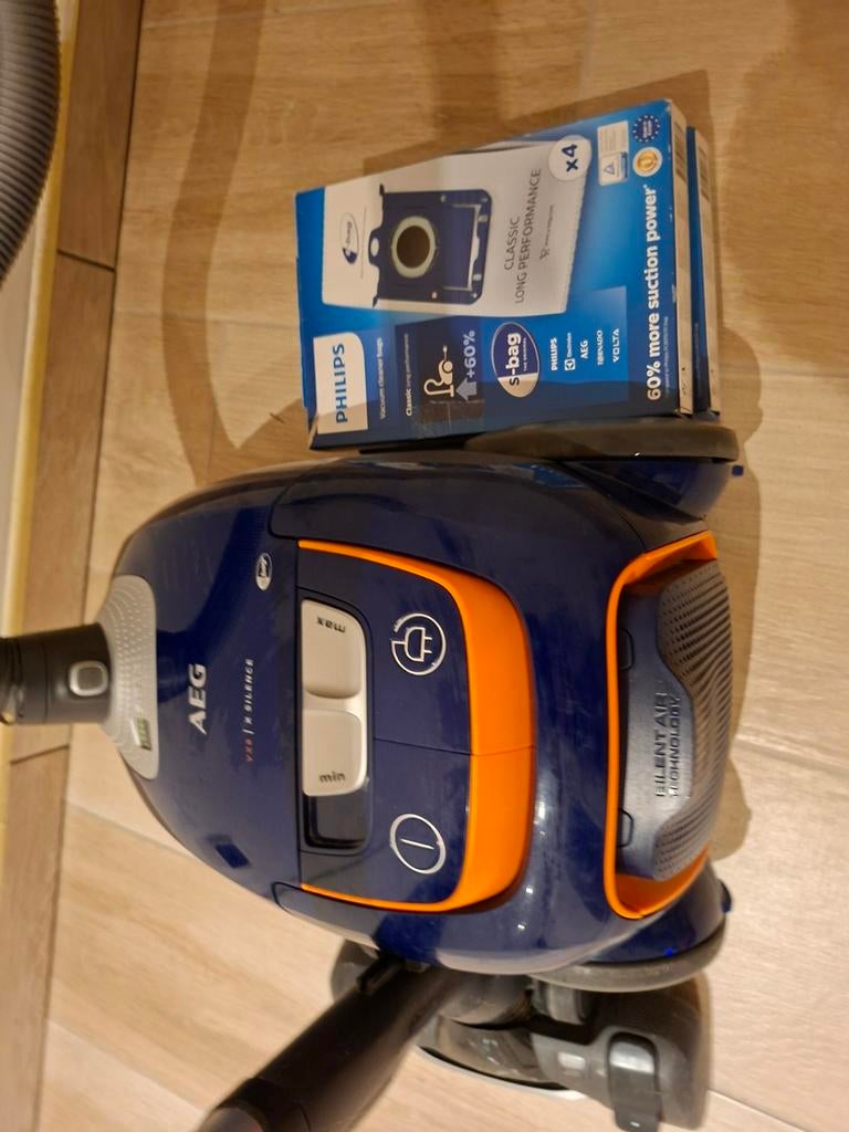 ASPIRATEUR AEG X-SILENCE + 6 SACS D'ASPIRATEUR PHILLIPS S-BA, Electroménager, Aspirateurs, Utilisé, Aspirateur, 1600 à 2000 watts