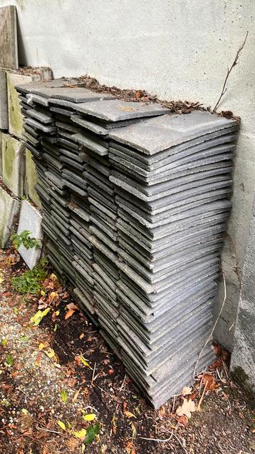 Grijze leien beschikbaar voor biedingen