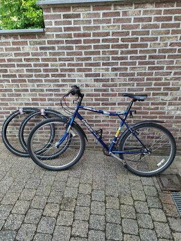 Mountaibike / MTB met extra 2 nieuwe buitenbanden beschikbaar voor biedingen