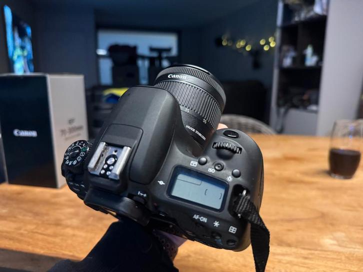 Canon EOS 77D + kit lens (zoals nieuw), Audio, Tv en Foto, Foto | Flitsers, Zo goed als nieuw, Canon, Kantelbaar, Ophalen