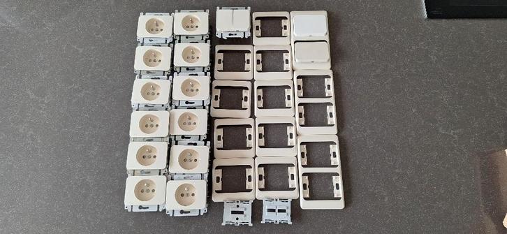 Niko PR20 materiaal, Doe-het-zelf en Bouw, Elektriciteit en Kabels, Gebruikt, Stopcontact, Ophalen