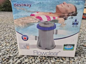 Pompe piscine avec tuyaux, filtres, diffuseur de chlore. beschikbaar voor biedingen